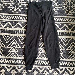 Vuori daily joggers